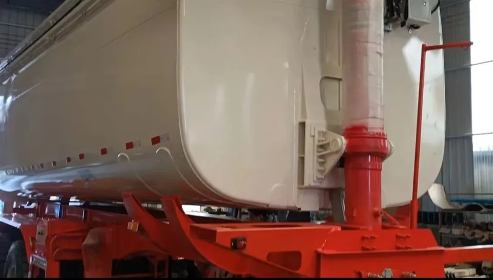 Poluprikolica sa stražnjim cisternom